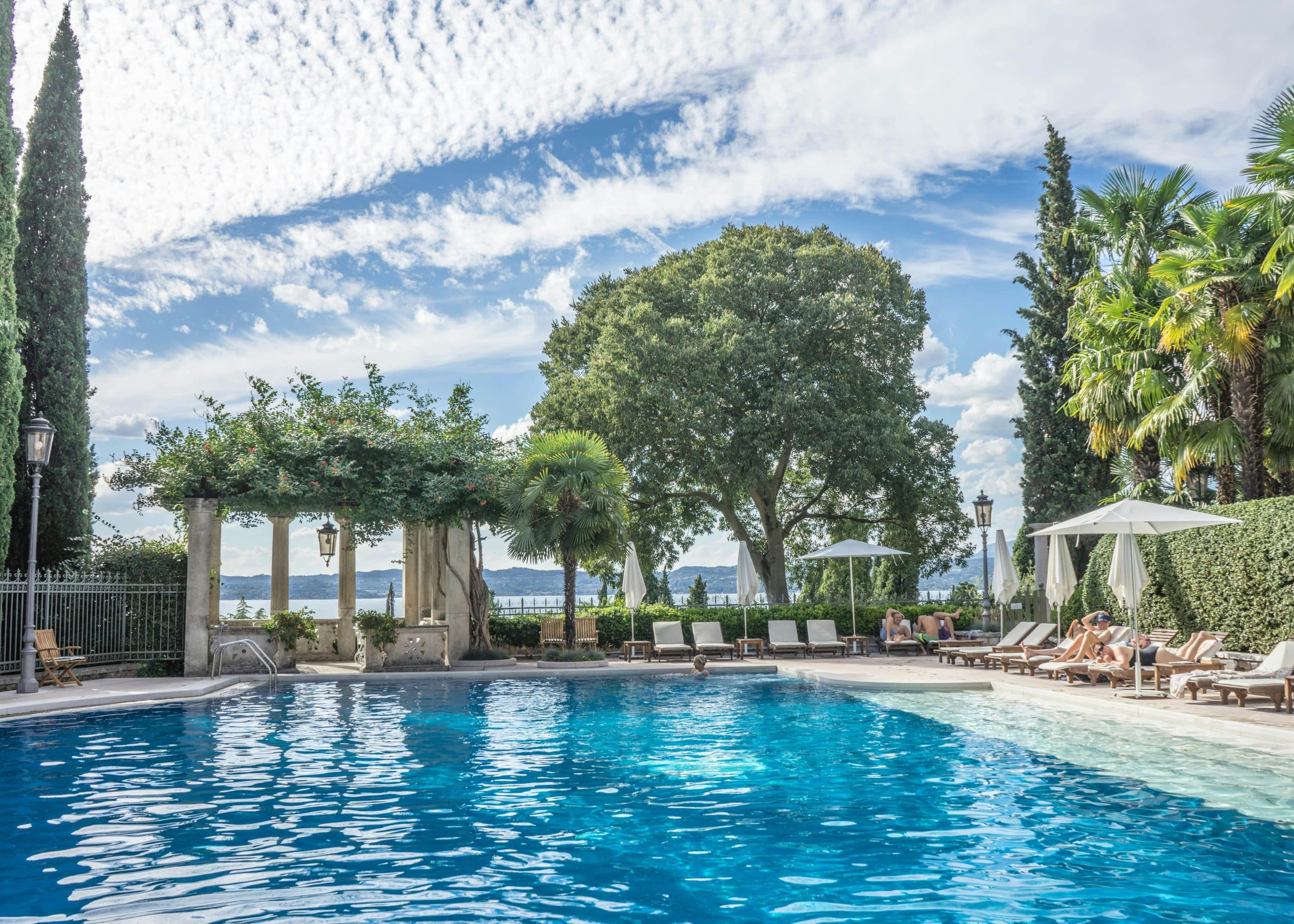 Piscine dans le jardin