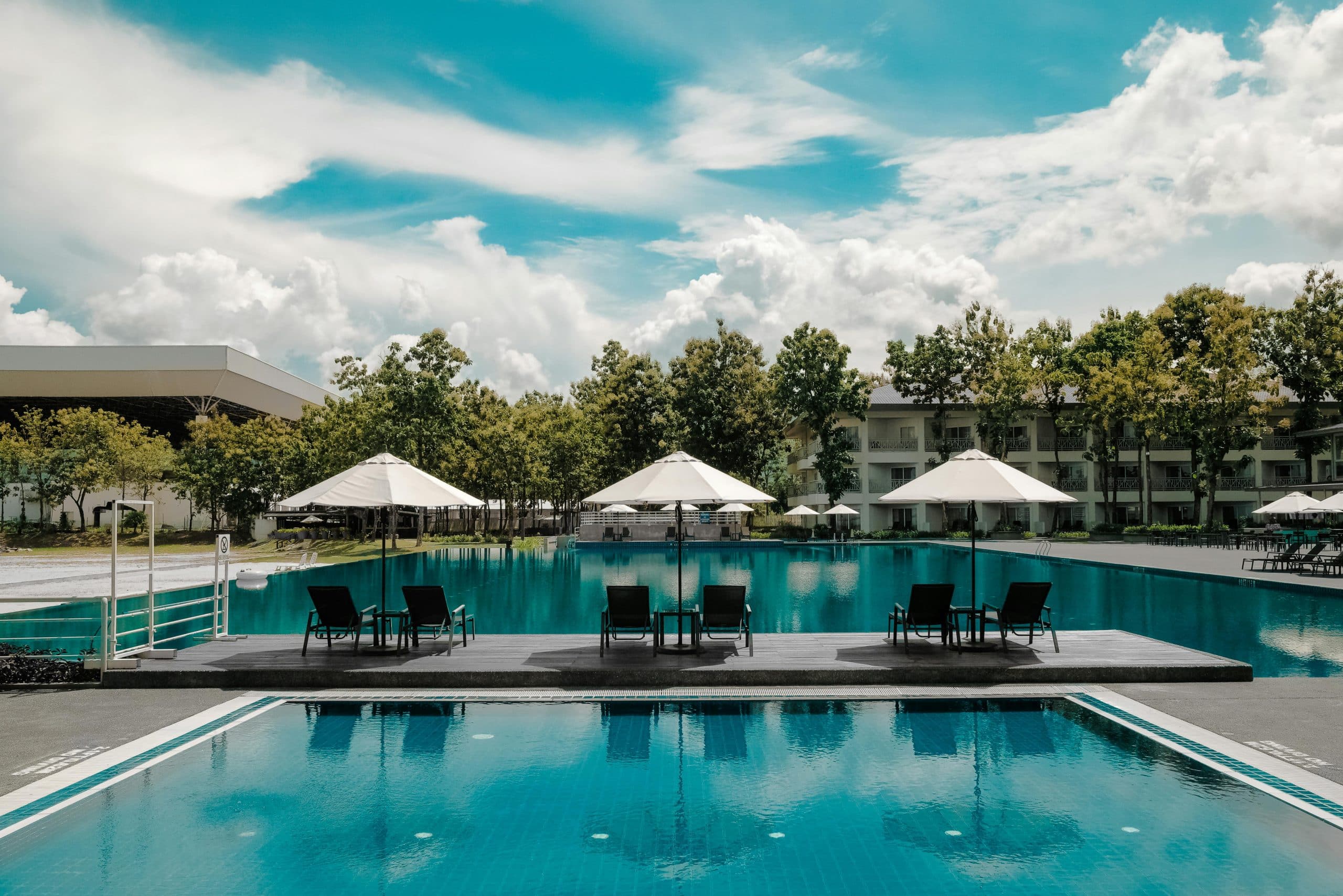 Une piscine en été