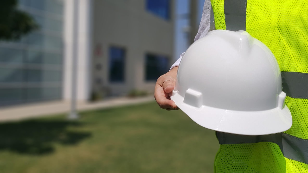 découvrez les règles de sécurité essentielles pour le secteur de la construction. assurez la protection des travailleurs et la conformité aux normes en suivant nos conseils pratiques sur les mesures de sécurité incontournables sur les chantiers.