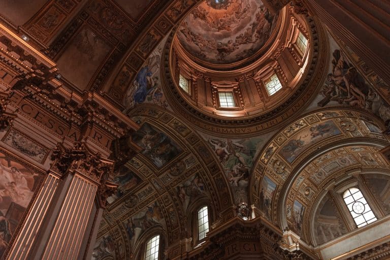 découvrez l'univers des faux plafonds : des solutions esthétiques et pratiques pour améliorer votre intérieur. apprenez-en plus sur les différents types de faux plafonds, leur installation et les avantages qu'ils offrent en termes d'isolation et de design.