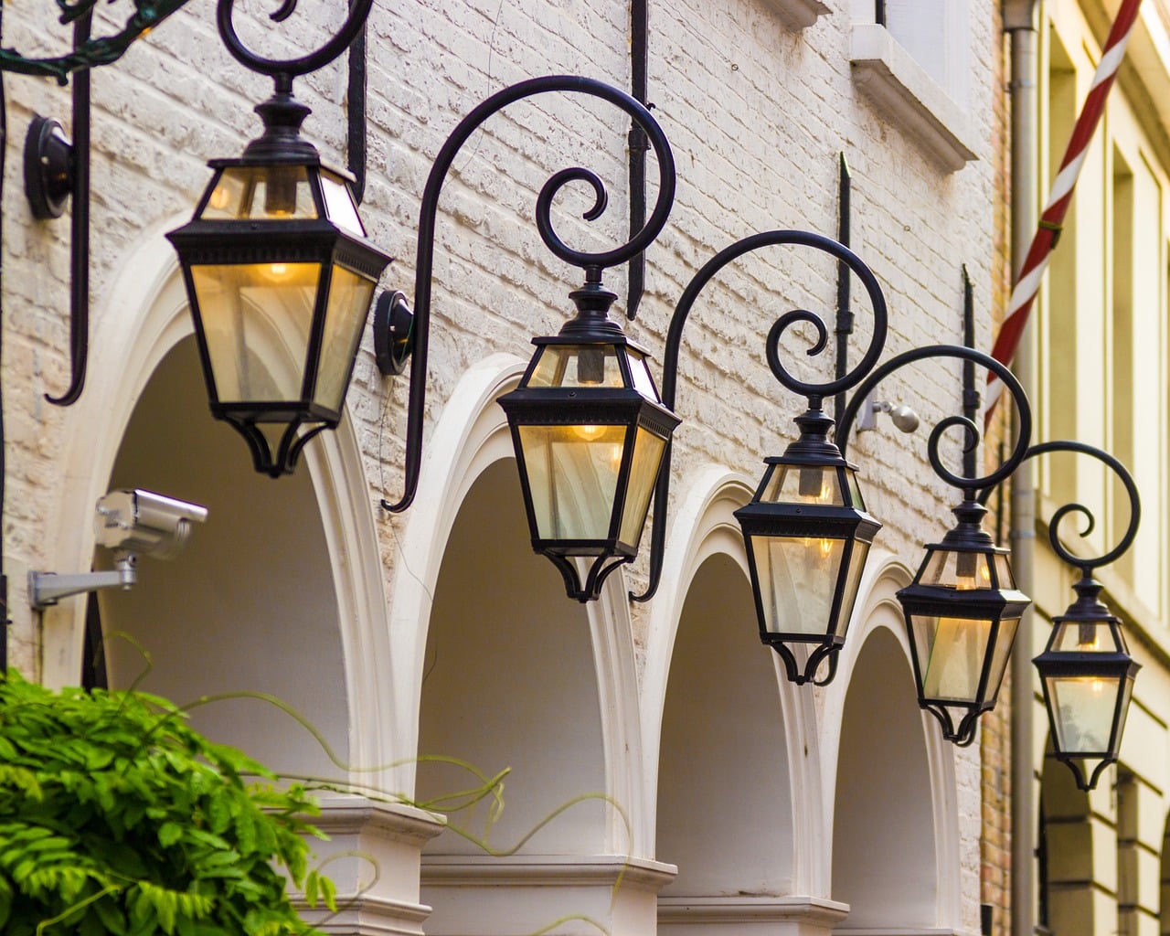 d&eacute;couvrez l'importance de l'&eacute;clairage ext&eacute;rieur pour sublimer vos espaces ext&eacute;rieurs. explorez des id&eacute;es inspirantes et des conseils pratiques pour illuminer vos jardins, terrasses et all&eacute;es avec style et s&eacute;curit&eacute;.